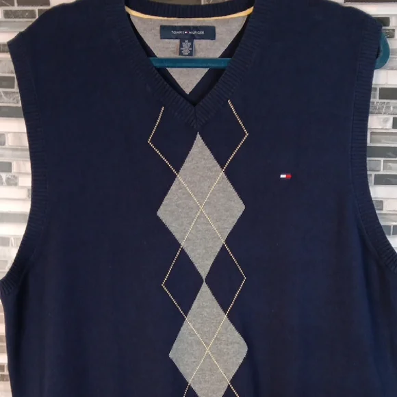 Tommy Hilfiger Men's Black and Gray Argyle Sweater Vest - Picture 4 of 11